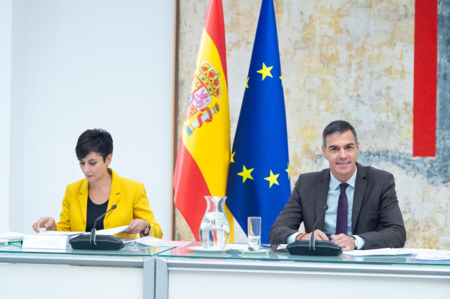 La ministra de Vivienda y Agenda Urbana de España, Isabel Rodríguez, y el presidente del Gobierno, Pedro Sánchez.