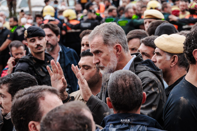 El Rey Felipe VI durante su visita a una zona afectada por la DANA, a 3 de noviembre de 2024, en Paiporta, Valencia, Comunidad Valenciana (España).