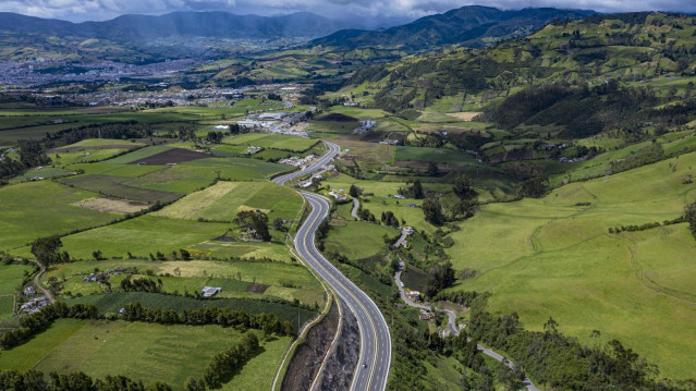 Archivo - Una de las autopistas de Sacyr en Colombia