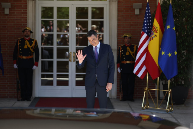 Archivo - El presidente del Gobierno, Pedro Sánchez, espera para recibir al entonces presidente de los Estados Unidos para celebrar una reunión en el Palacio de La Moncloa, a 28 de junio de 2022, en Madrid (España). Joe Biden