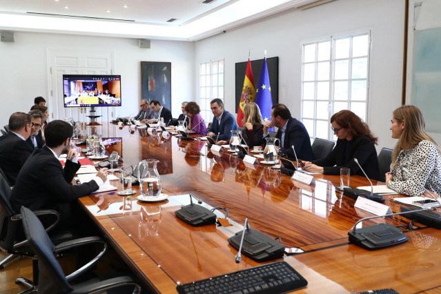 El presidente del Gobierno, Pedro Sánchez, preside la reunión para constituir la comisión interministerial para llevar a cabo medidas urgentes en los territorios afectados por la DANA