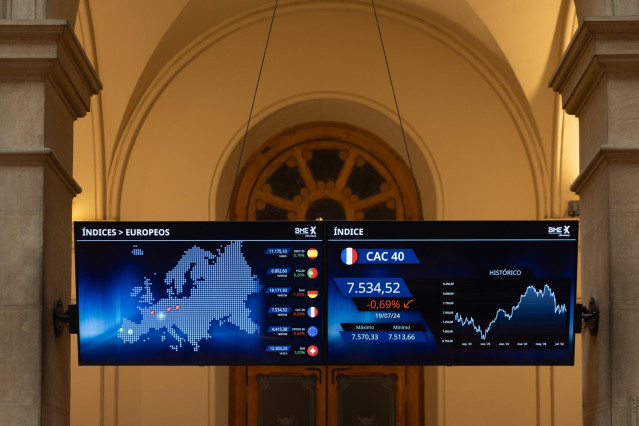Archivo - Un panel del Ibex 35, en el Palacio de la Bolsa de Madrid, a 22 de julio de 2024, en Madrid (España).