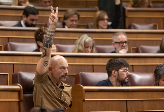 Archivo - El diputado de Sumar, Txema Guijarro (i), durante una sesión plenaria, en el Congreso de los Diputados, a 27 de junio de 2024, en Madrid (España).