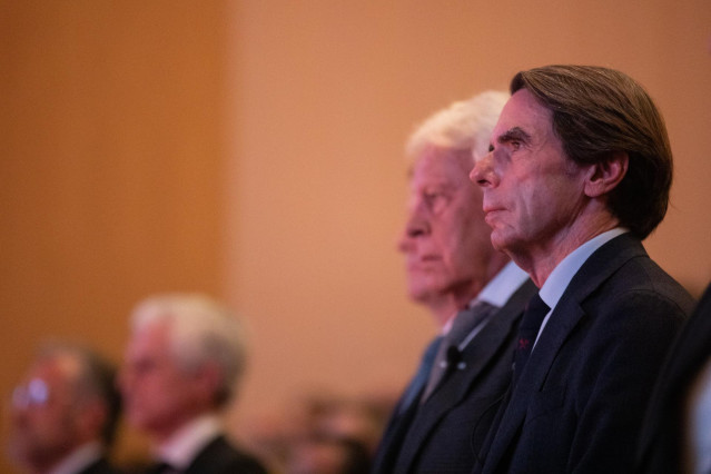 Los expresidentes del Gobiern, Felipe González (i) y  José María Aznar (d), durante la jornada sobre los diez años del fallecimiento de Adolfo Suárez, en el salón de actos de la UCAV, a 6 de noviembre de 2024, en Ávila, Castilla y León (España).
