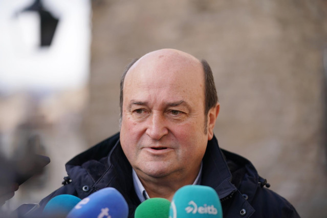 Archivo - El presidente del EBB de EAJ-PNV, Andoni Ortuzar, atiende a los medios de comunicación a su llegada a un acto del PNV, en el Palacio de Villa Suso, a 24 de febrero de 2024, en Vitoria-Gasteiz