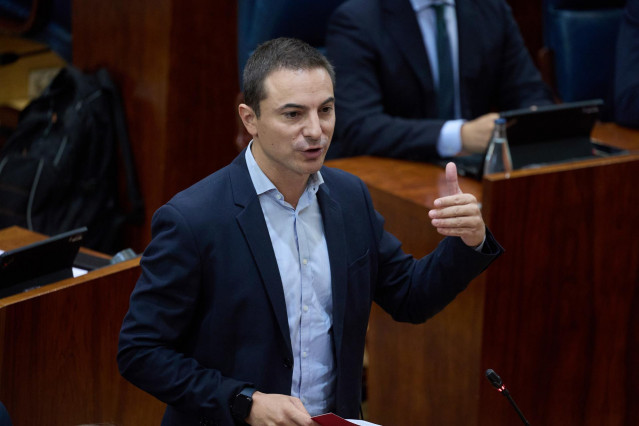 El Secretario general del PSOE-M, Juan Lobato, durante un pleno en la Asamblea de Madrid, a 17 de octubre de 2024, en Madrid (España).