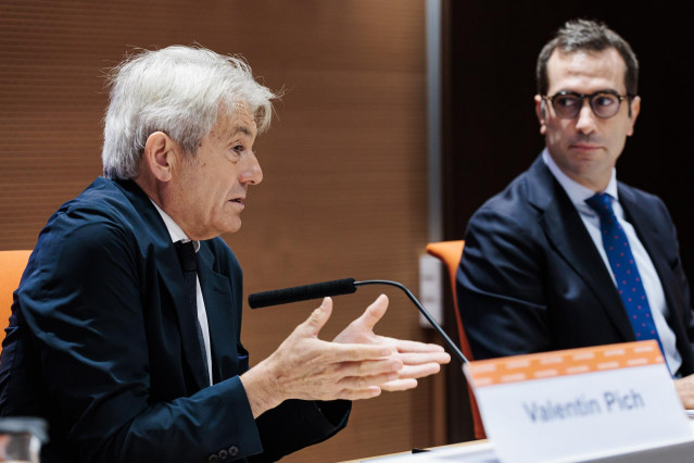 Archivo - El presidente del Consejo General de Economistas de España, Valentín Pich (i), y el ministro de Economía, Comercio y Empresa, Carlos Cuerpo (d).