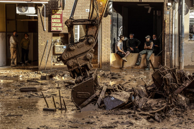 Una excavadora en una calle de Paiporta, a 6 de noviembre de 2024, en Paiporta, Valencia (Comunidad Valenciana).