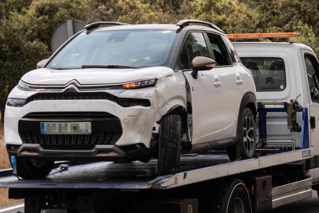 Archivo - Un grúa recoge el vehículo del suceso, en el kilómetro 6 de la M-612, en la carretera de Fuencarral-El Pardo, a 4 de junio de 2024, en Madrid (España). El hombre que ha muerto hoy al mediodía en el distrito de Fuencarral es Borja Villacís, herma