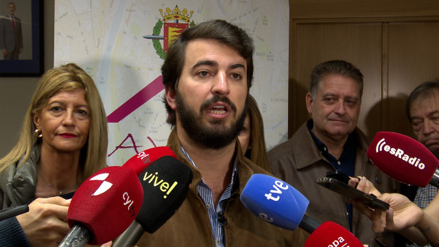 El portavoz de Vox en las Cortes de Castilla y León, Juan García-Gallardo, atiende a los medios de comunicación en presencia de la procuradora Rebeca Arroyo y el presidente de Vox Valladolid, Jesús Jiménez Miguel.