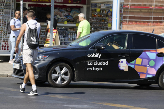 Archivo - Un taxi de Cabify en la zona de Atocha, a 24 de agosto de 2023, en Madrid (España).