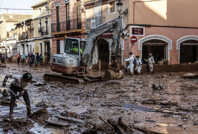 Una excavadora en una calle de Paiporta, a 6 de noviembre de 2024, en Paiporta, Valencia (Comunidad Valenciana).