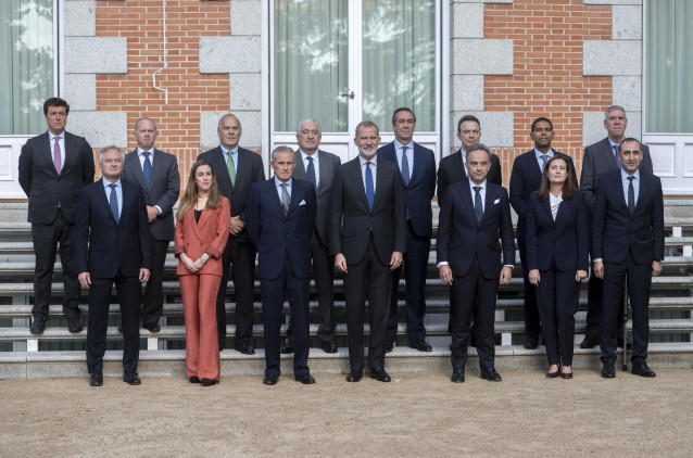 Foto de familia, el Rey Felipe VI (c) posa junto a una representación de la Plataforma Informativa 'Generación de Oportunidades', en el Palacio de la Zarzuela, a 7 de noviembre de 2024, en Madrid (España).