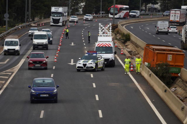Operarios trabajan en la autovía A-3 tras el paso de la DANA