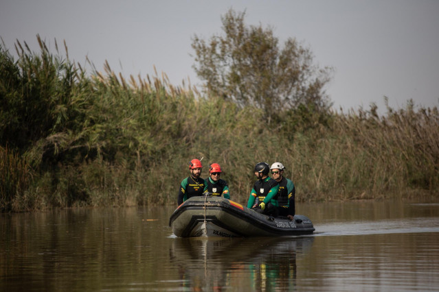 Efectivos de la Guardia Civil en el lago de la Albufera, en València, durante las labores de búsqueda de desaparecidos por la DANA que llevan a cabo en este lago.