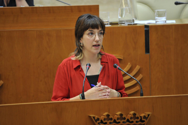 La diputada de Unidas por Extremadura, Nerea Fernández, durante su intervención en el Pleno de la Asamblea.