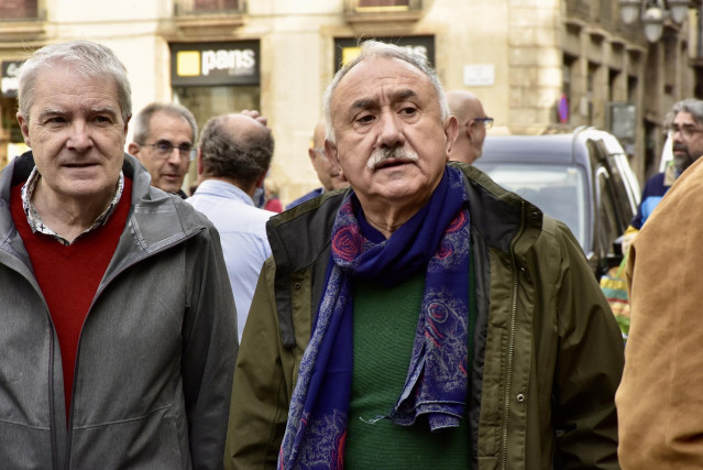 El secretario general de UGT, Pepe Álvarez (d), durante una concentración de diez minutos de silencio en solidaridad con las víctimas de la DANA.