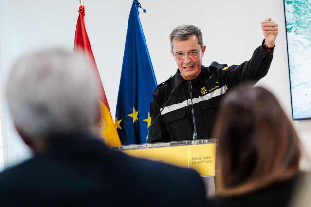 El general jefe de la Unidad Militar de Emergencias (UME), Javier Marcos, ofrece una rueda de prensa para informar de la reunión del Comité de crisis para el seguimiento de los efectos de la DANA, en el Ministerio de Defensa, a 8 de noviembre de 2024, en