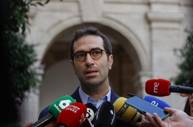 El ministro de Economía, Comercio y Empresa, Carlos Cuerpo, atiende a los medios de comunicación tras una reunión con asociaciones y empresas, en la sede de la Delegación del Gobierno, a 8 de noviembre de 2024, en Valencia, Comunidad Valenciana (España).