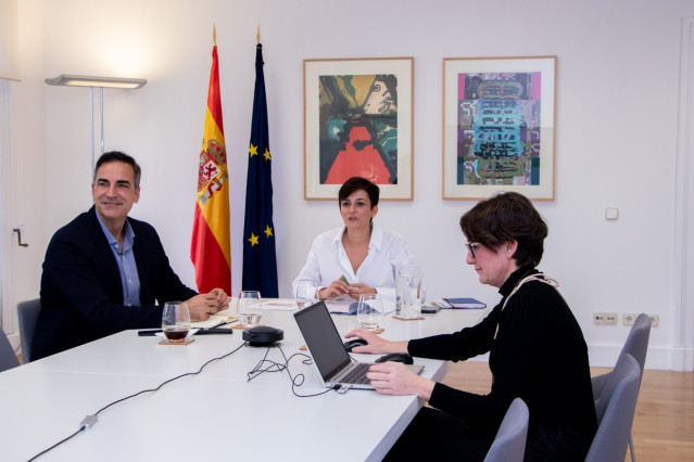 (I-D):  El Secretario General De Agenda Urbana, Vivienda Y Arquitectura, Iñaqui Carnicero, Y La Ministra De Vivienda Y Agenda Urbana, Isabel Rodríguez, En Una Reunión Este Viernes Para Estudiar Vías Para Agilizar Los Trámites De Las Ayudas Por La DANA.
