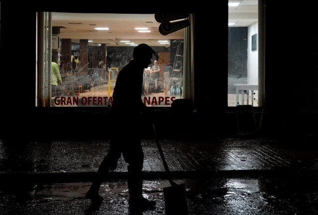 Una persona limpia la calle, a 6 de noviembre de 2024, en Aldaia