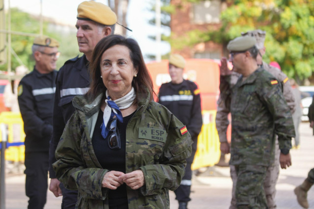 La ministra de Defensa, Margarita Robles, durante su visita a la Base Militar Jaime I, a 9 de noviembre de 2024, en Bétera (Valencia).