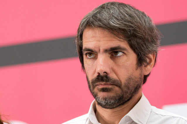 El portavoz de Sumar, Ernest Urtasun, durante una rueda de prensa, en el Espacio Larra, a 26 de octubre de 2024, en Madrid (España).
