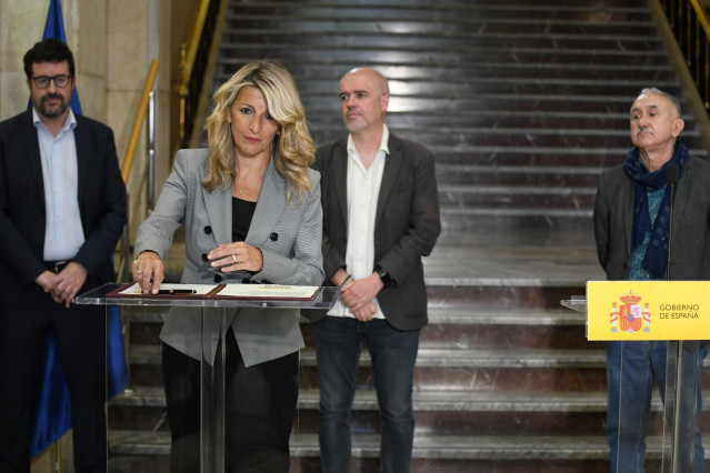 Archivo - La vicepresidenta segunda y ministra de Trabajo, Yolanda Díaz, firma un acuerdo de diálogo social con UGT y CCOO, en la sede del Ministerio, a 8 de mayo de 2024, en Madrid (España).