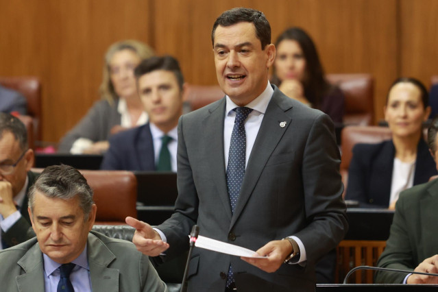 El presidente de la Junta, Juanma Moreno, en la sesión de control al Gobierno andaluz en el Pleno del Parlamento. (Foto de archivo).