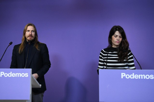 Archivo - Los portavoces de Podemos, Pablo Fernández e Isa Serra, ofrecen una rueda de prensa, en la sede de Podemos, a 11 de diciembre de 2023, en Madrid (España).