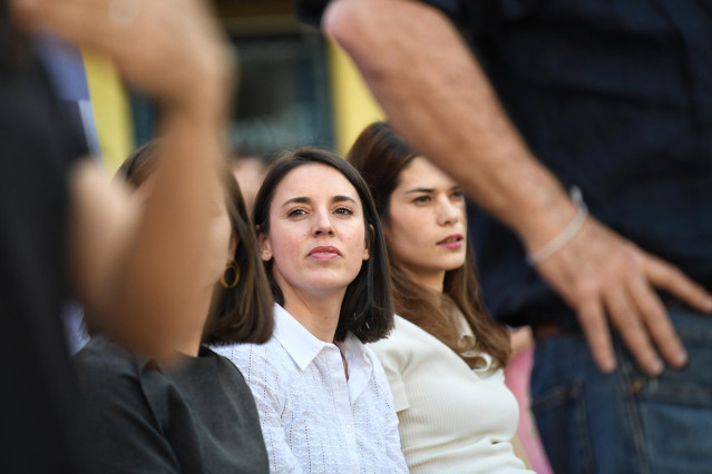 Archivo - La candidata de Podemos a las elecciones europeas, Irene Montero (c) y la portavoz de Podemos, Isa Serra (d) durante el inicio de la campaña electoral de Podemos, en la plaza de Arturo Barea, a 23 de mayo de 2024, en Madrid (España). Este es el