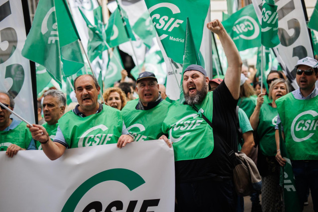 Archivo - Varias personas con una pancarta durante una concentración del CSIF frente al Ministerio de Hacienda, a 27 de junio de 2024, en Madrid (España).