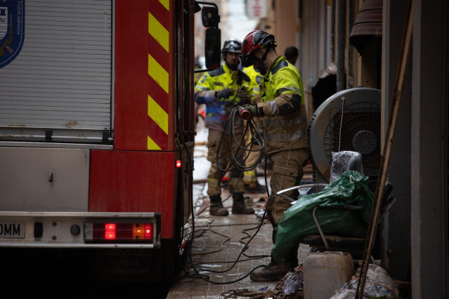 Bomberos de Fuenlabrada (Madrid) achican agua en un garaje de Alfafar, a 4 de noviembre de 2024