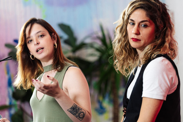Archivo - La secretaria de Comunicación de Sumar, Elizabeth Duval (i) y la secretaria de Organización de Sumar, Lara Hernández (d), durante una rueda de prensa, en el Espacio Rastro, a 24 de junio de 2024, en Madrid (España).