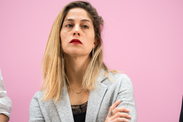La secretaria de Organización de Sumar, Lara Hernández, durante una rueda de prensa, en el Espacio Larra, a 26 de octubre de 2024, en Madrid (España).