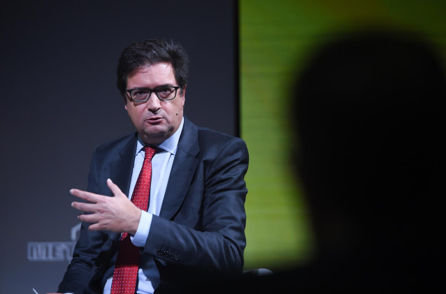 El ministro de Transición Digital y Función Pública, Óscar López, participa en la ponencia 'El impacto de la IA en la administración pública' en la tercera jornada de Metafuturo, en el Ateneo de Madrid, a 23 de octubre de 2024, en Madrid (España).