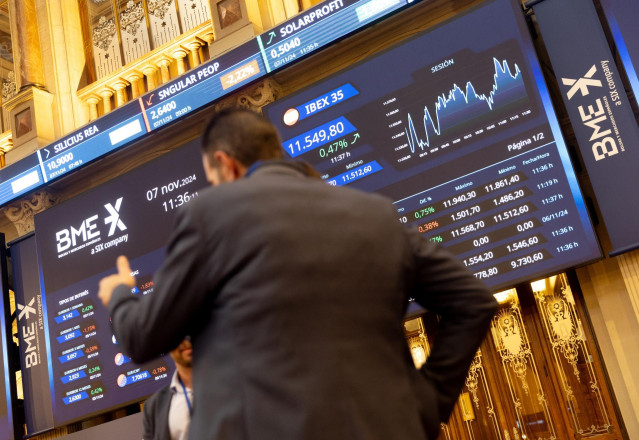 Paneles del Ibex en el Palacio de la Bolsa de Madrid, a 7 de noviembre de 2024, en Madrid (España).
