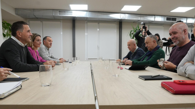 Los secretarios generales de CCOO, Unai Sordo (1d), y UGT, Pepe Álvarez (2d), y el secretario general de UGT de Euskadi, Raúl Arza (3d), se reúnen con una representación de EH Bildu, encabezada por su coordinador general, Arnaldo Otegi (1i)