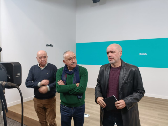 Los dirigentes de UGT Raúl Arza y Pepe Álvarez, y el secretario general de CCOO Unai Sordo tras su reunión en San Sebastián con EH Bildu