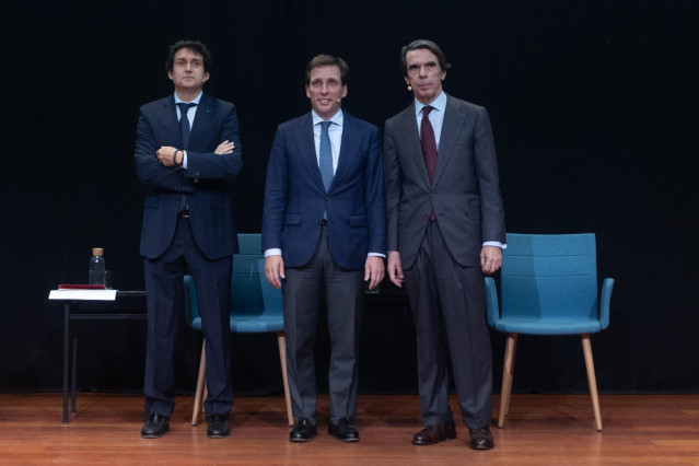 El alcalde de Madrid y portavoz nacional del PP, José Luis Martínez-Almeida (c), y el expresidente del Gobierno, José María Aznar (d), participan en el Aula de liderazgo del Instituto Atlántico de Gobierno(IADG) y la Universidad Francisco de Vitoria(UFV),