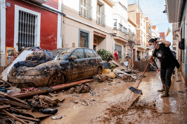 Una persona trata de limpiar el lodo, a 5 de noviembre de 2024, en Catarroja, Valencia, Comunidad Valenciana (España).