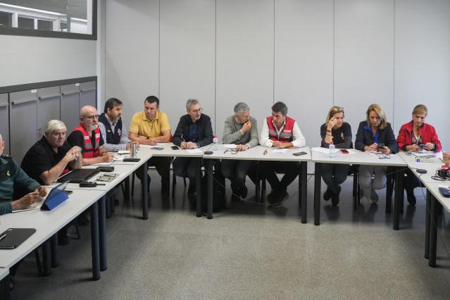 El ministro del Interior, Fernando Grande-Marlaska (5d),  y el 'president' de la Generalitat, Carlos Mazón (4d), durante la reunión del Centro de Coordinación Operativo Integrado (CECOPI)