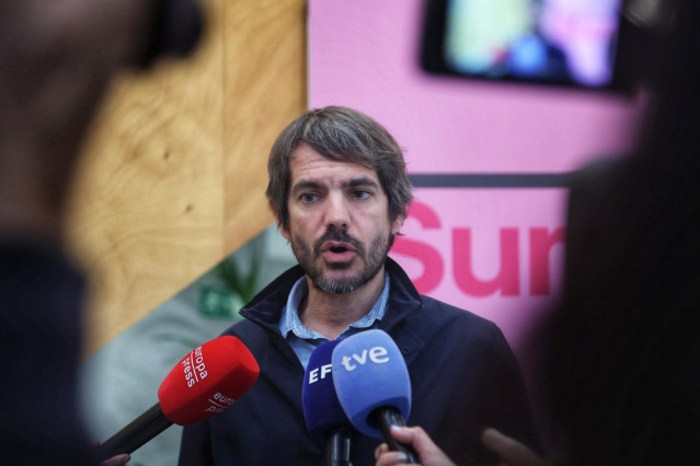 El portavoz de Sumar y ministro de Cultura, Ernest Urtasun, atiende a los medios de comunicación durante una reunión del Grupo Coordinador de Sumar, en el Círculo de Bellas Artes, a 10 de noviembre de 2024, en Madrid (España).