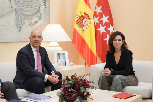 La presidenta de la Comunidad de Madrid, Isabel Díaz Ayuso, ha recibido este martes en la Real Casa de Correos, sede del Ejecutivo autonómico, al presidente de Airbus en España, Francisco Javier Sánchez.