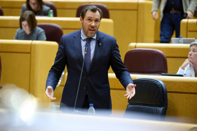 El ministro de Transportes y Movilidad Sostenible, Óscar Puente, interviene en el Senado, a 12 de noviembre de 2024, en Madrid (España). El Gobierno se enfrenta a una nueva sesión de control en el Senado con 19 preguntas y tres interpelaciones que formula