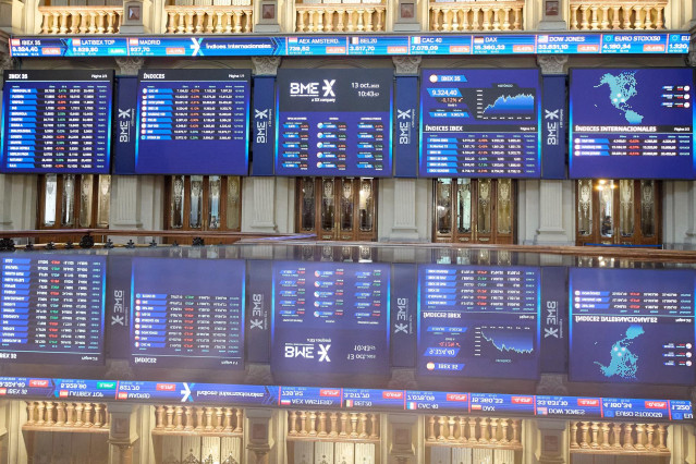 Archivo - Paneles del Ibex 35 en el Palacio de la Bolsa, a 13 de octubre de 2023, en Madrid (España).