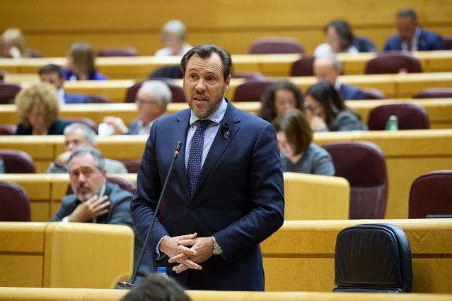 El ministro de Transportes y Movilidad Sostenible, Óscar Puente, interviene en el Senado, a 12 de noviembre de 2024, en Madrid (España). El Gobierno se enfrenta a una nueva sesión de control en el Senado con 19 preguntas y tres interpelaciones que formula