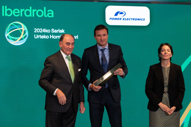El presidente de Iberdrola, Ignacio Galán (i), Entrega un galardón durante los Premios Iberdrola al Proveedor en España del año 2024, en la Torre Iberdrola, a 12 de noviembre de 2024, en Bilbao