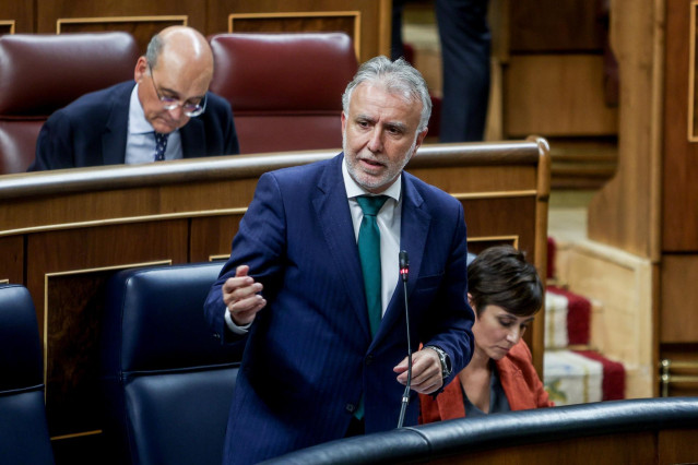 Archivo - El ministro de Política Territorial, Ángel Víctor Torres, interviene durante una sesión de control al Gobierno, en el Congreso de los Diputados, a 9 de octubre de 2024, en Madrid (España).