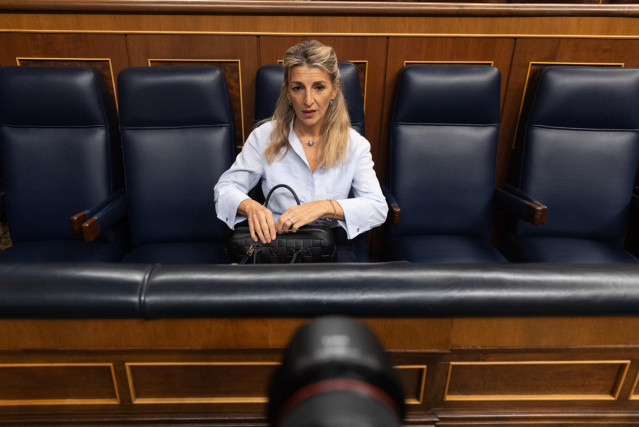 La vicepresidenta segunda y ministra de Trabajo, Yolanda Díaz,  durante una sesión de control al Gobierno, en el Congreso de los Diputados, a 30 de octubre de 2024, en Madrid (España).